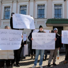 Una treintena de españoles frente al Consulado de España en Kiev. NADJEJDA VICENTE