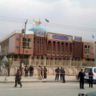 Policías afganos ante la mezquita chií atacada en Kabul.