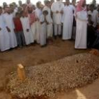 Fotografía de la sepultura en la que descansan los restos del rey Fahd en una zona desértica de Riad