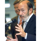 Rubalcaba durante la reunión con los responsables de la DGT