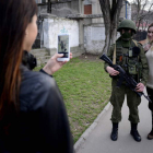 Una mujer posa junto a un soldado sin insignias en Simferópol, Crimea.