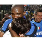Etoo se abraza con Milito tras ganar al Siena.