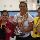 Lidia Valentín, en el centro, con la Copa de España. JAVIER LIZÓN