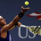 Nadal sirve la pelota al alemán Bjorn Phau durante el primer día del Abierto de Tenis de EEUU