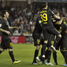 Los jugadores del Barcelona se abrazan a Xavi, el autor del gol de la victoria azulgrana.