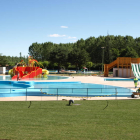 Parque acuático de Valencia de Don Juan con toboganes, dragón y piscina de olas. MEDINA