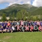 Los veteranos del Athletic de Bilbao, posando con los jugadores locales en el campo de fútbol