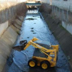 Obras realiza los trabajos de limpieza el canal del Ponjalucho
