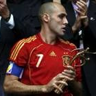Javi Rodríguez sostiene el trofeo de subcampeones del Mundial