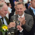 Leif-Erik Holm, en el centro, candidato de AfD en el land de  Mecklemburgo-Pomerania Occidental, celebra los buenos resultados.