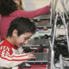 Un niño, navegando a través de Internet, en una imagen de archivo.