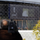 Un reportero toma imágenes del recinto Madrid Arena en el que se produjo la avalancha.