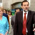 Mariano Rajoy acompañado de Esperanza Aguirre a su llegada ayer a El Escorial