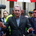 El expresidente Álvaro Uribe gesticula tras votar en el referéndum, este domingo, en Bogotá.