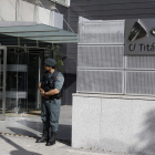Agentes de la Guardia Civil en la puerta de la sede de Adif donde se efectuaron los registros. P. CAMPOS