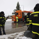 Efectivos de la UME ayudan en las tareas de limpieza de la nieve en la zona de Villamanín