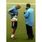 Zidane escucha atento las explicaciones de Vanderlei Luxemburgo