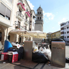 Basura acumulada ayer por la tarde en la plaza de la Encina, uno de los puntos más turísticos. BARREDO