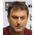 Manolo Díaz trata de buscar soluciones al ver que el equipo no responde durante el partido de anoche en el Iberostar Estadi.