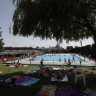 Las altas temperaturas animan a disfrutar de las piscinas.