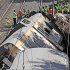 El tren del aacidente de O Porriño poco después de descarrilar.