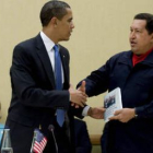 Chávez y Obama se saludan durante la reunión de los líderes de la Unión de Naciones Suramericanas