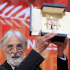 Michael Haneke muestra la Palma de Oro que le acredita como autor de la mejor película.
