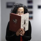 La creadora española Ana Juan posa junto a la obra que acaba de editar con Matz Mainka