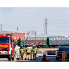 Equipos de emergencias en la nave donde murieron los dos trabajadores al caer de su tejado. SANTI OTERO