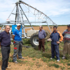 Agricultores de Pobladura muestran una de las llaves de paso que se suelen llevar los cacos.