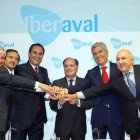 Antonio Pérez (Popular), Juan Carlos Hidalgo (BBVA), José Rolando Álvarez (Iveraval), el consejero de Economía, Tomás Villanueva, Carlos Ranera (Santander) e Íñigo Subrá (Sabadell), tras la firma.