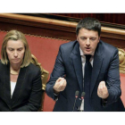 Renzi, junto a la ministra de Exteriores, Federica Mogherini, ayer.