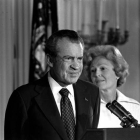 Ricard Nixon, junto a su esposa, Pat, se despide del personal de la Casa Blanca, el 9 de agosto de 1974, tras presentar su dimisión por el escándalo del Watergate.