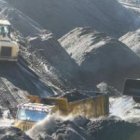 Camiones y máquinas de Uminsa, trabajando en el lavadero Alicia.