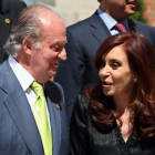 El Rey conversa con Cristina Kirchner en el 2010.