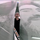 Un operario mientras da los últimos retoques a un retrato de Maradona