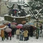 La nieve y el frío no impidió el homenaje en el monumento al minero de Villablino