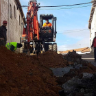 El concejal Rodríguez Almuzara supervisó las obras de asfaltado en la localidad de Villaquilambre. DL