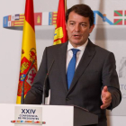 El presidente de la Junta de Castilla y León, Alfonso Fernández Mañueco,  comparece al término de la reunión de trabajo de la XXIV Conferencia de Presidentes. EFE/ Juanjo Martín