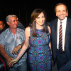 El líder conservador Andonis Samarás (con corbata), camina junto a su esposa, Georgia.