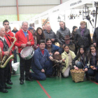 El cortejo del chivo, en una foto de familia, terminó su recorrido en el recinto ferial.