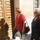La tía paterna de los niños llega a la casa de los abuelos.