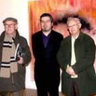 El artista leonés Karlos Viuda posa junto a su obra