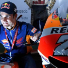 Dani Pedrosa se ha fotografiado hoy, en Valencia, el día de su adios, con una moto de juguete y su Honda RC213V nº 26.