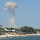 Columna de humo de la explosión en la casa de Alcanar en la que los terroristas fabricaban los explosivos, vista desde el mar