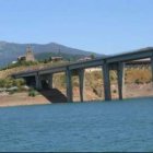 Vista del pueblo de Riaño y el viaducto desde las agua del embalse