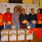 Los representantes de las peñas de Astorga, los ediles de Fiestas y Deportes y el presidente de la promotora