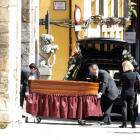 Los funerarios introducen el féretro en la iglesia de Santa María del Camino, conocida como del Mercado. MARCIANO PÉREZ