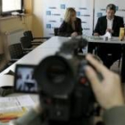 Concepción Rodríguez Carús, Miguel Martínez y Montserrat González durante la rueda de prensa