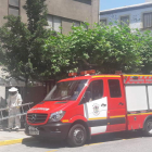 Un bombero, ataviado con un traje especial para retirar, ayer, el enjambre en Flores del Sil. DL